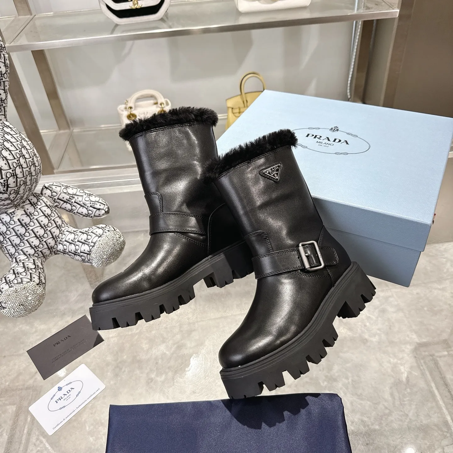 👟👟Ex-factory price 700👟👟 🔥Heavyweight🔥4050 Prada/PRADA autumn and winter snow boots counter new thick-soled anti-ski boots warm wool short boots, the same style as PRADA autumn and winter T-stage catwalk catwalk celebrity stars, original 1:1 replica, high-quality quality! The top version is comfortable on the feet and makes you look slimmer, elegant and intellectual! It is a rare pair of comfortable and warm casual snow boots! ❶Fabric: High mercerized cow suede/first layer cowhide ❷Lining: %100 pure wool imported from Australia ❸Feet: %100 pure wool imported from Australia ❹Outsole: Original TPU foam bottom Four-color women's sizes: 36–42. Complete packaging, with certified pure cotton bag after-sales service card.